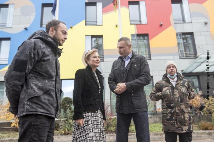 Виталий Кличко с послом Германии презентовали новую художественную композицию на здании посольства ФРГ