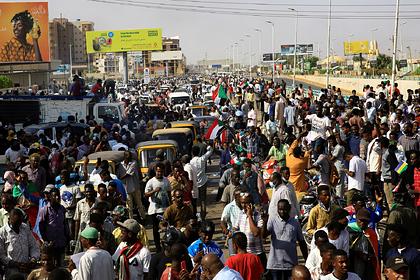 Во время протестов в Судане пострадали более 100 человек