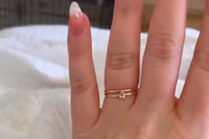 Невеста похвасталась кольцом и стала объектом насмешек в сети