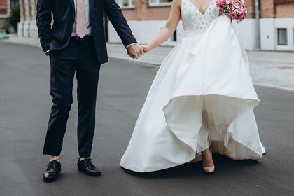 Невеста тайно перешила 50-летнее свадебное платье тети и разозлила родню