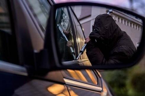 Мужчина похитил телефон из авто карагандинца