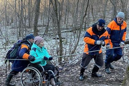 Уникальную ледяную пещеру впервые посетила россиянка в инвалидной коляске