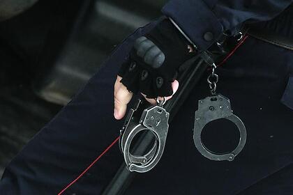 Российский рецидивист покусал полицейского при задержании