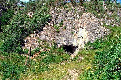 Украшения из мрамора и костей мамонта нашли в Денисовой пещере