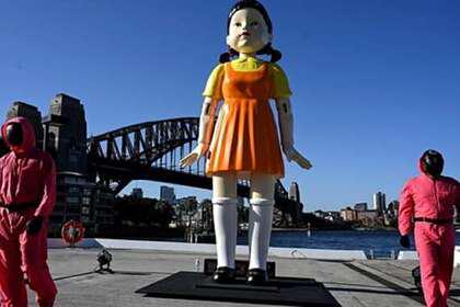 В Сиднее установили гигантскую куклу-убийцу из «Игры в кальмара»
