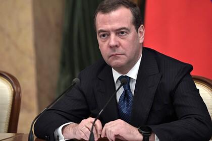 Медведев назвал способ побуждения россиян к вакцинации