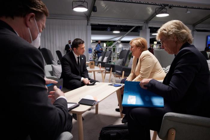 Зеленский и Меркель обсудили ситуацию безопасности на Донбассе и энергетический кризис в Европе