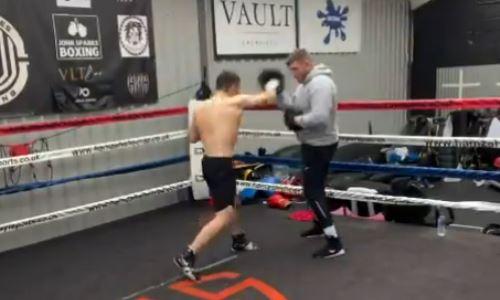 Непобежденный казахстанский боксер показал видео работы на лапах с тренером в Англии
