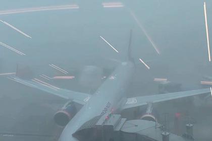 В аэропортах Москвы произошла массовая отмена авиарейсов