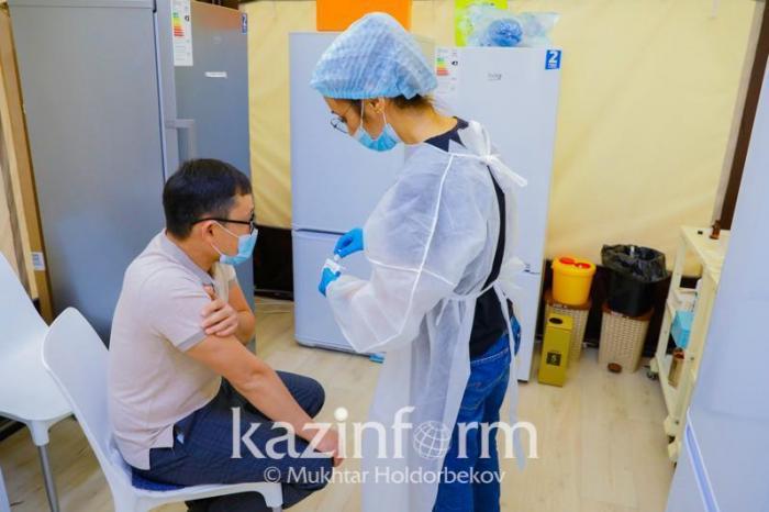14 тысяч педагогов вакцинировались от КВИ в Атырауской области
