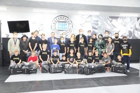 Воспитанникам детского дома Алматы вручили подарки, а чемпион мира пожертвовал выигрыш на благотворительность