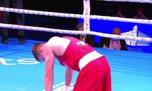 Боксер на коленях разрыдался в центре ринга после завоевания медали чемпионата мира-2021. Видео