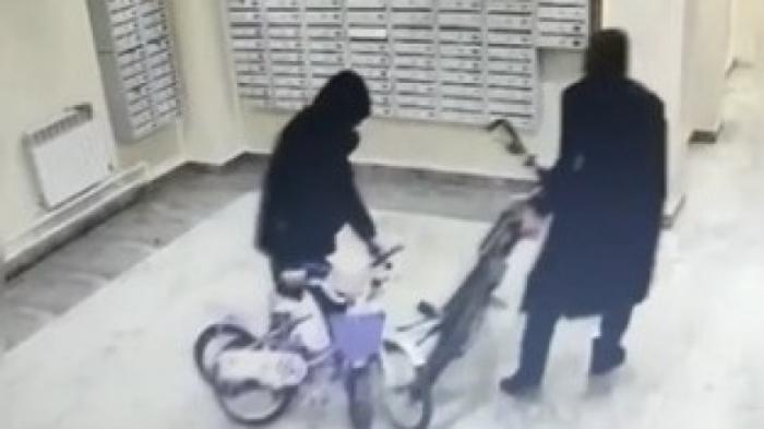 Кража детских велосипедов из подъезда попала на видео в Нур-Султане
                03 ноября 2021, 02:23