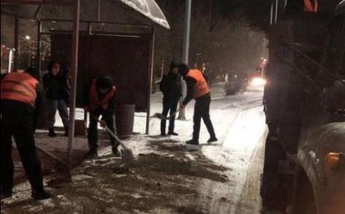Снежная ночь: в Караганде работает снегоуборочная техника