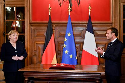 Макрон вручил Меркель одну из главных наград Франции