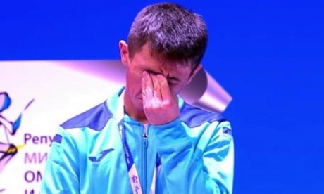 Казахстанский боксер не сдержал слез после поражения в финале