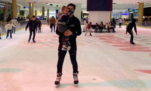 «Барыс» опубликовал отдых на льду казахстанского нападающего с сыном. Фото и видео