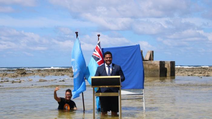 Глава МИД Тувалу записал речь для конференции ООН, стоя по колено в воде
                08 ноября 2021, 17:13