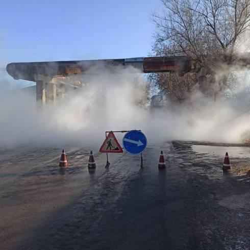 В Караганде грузовик врезался в тепловую магистраль: некоторые дома переведены на слабое отопления