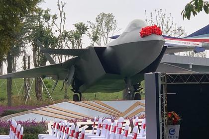 В Китае установили первый памятник истребителю пятого поколения