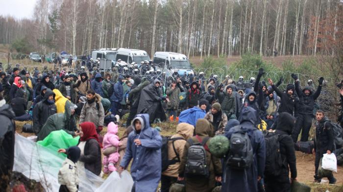 Куртки беженцев на белорусско-польской границе вызвали споры в соцсети
                10 ноября 2021, 20:37