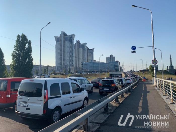 В Киеве образовались пробки на обоих берегах. Где сложно проехать в столице