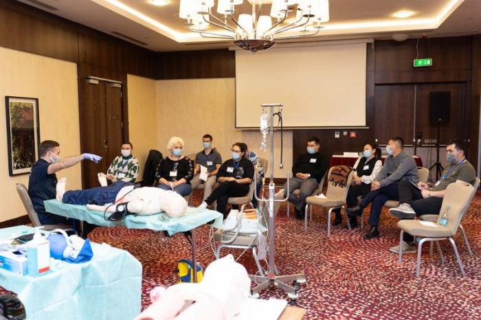 Казахстанских медработников обучают неотложной помощи пациентам с КВИ в Нур-Султане