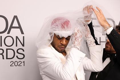 Популярный рэпер появился на премии в свадебном платье