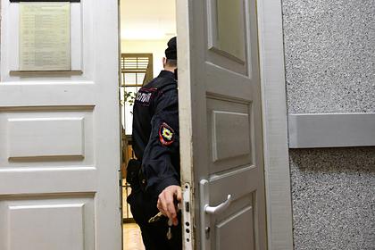 Ограбивших россиянина на 1,3 миллиона рублей полицейских арестовали