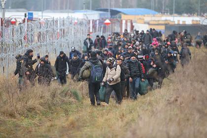 Около 100 мигрантов прорвались на территорию Польши