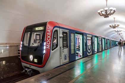 В московском метро встали поезда из-за двух упавших на рельсы пассажиров