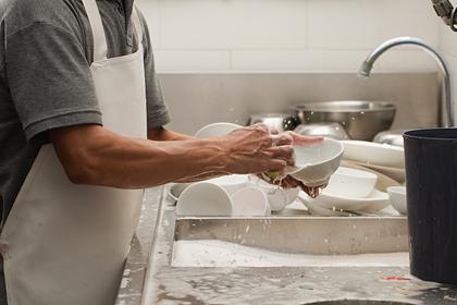 В Китае рассказали о влиянии мытья посуды на развитие онкологии