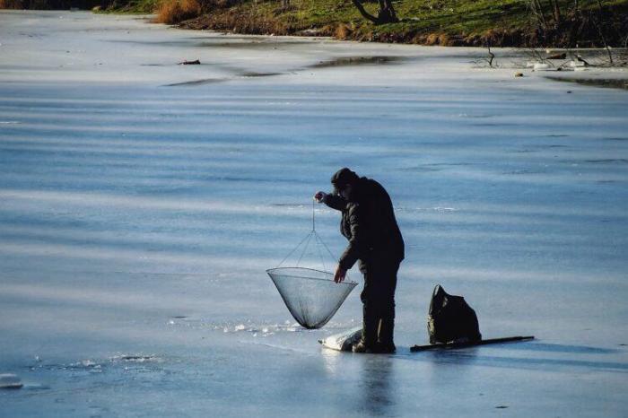 Двое рыбаков провалились под лед в ВКО. Один из них утонул