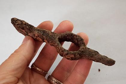 Миниатюрный железный топор нашли в Пскове