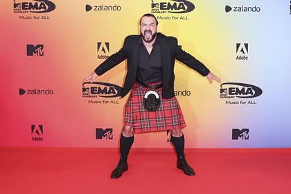 Мужчины посетили премию MTV в женских юбках и платьях