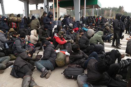 У КПП на польско-белорусской границе собрались две тысячи мигрантов