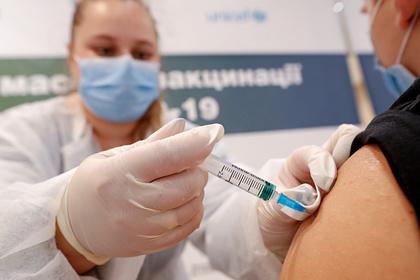 Зеленского раскритиковали за выплаты вакцинированным украинцам