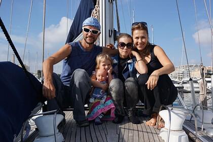 Семья из Новосибирска отправилась в кругосветное путешествие на яхте
