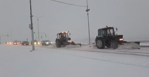 В связи с обильным снегопадом в Караганде активно ведутся работы по очистке и посыпке дорог