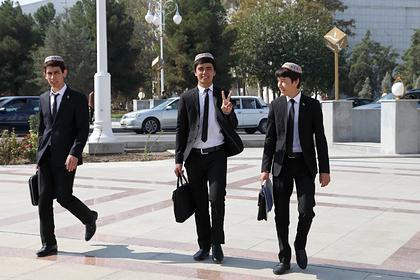 Туркменским студентам пригрозили отчислением за попытку уехать в США