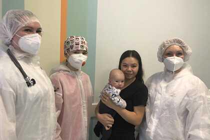 Трехмесячный младенец в России получил полное поражение легких из-за COVID-19