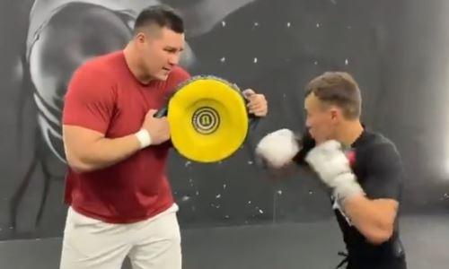 «Серьезные бомбы». Казахстанский боксер продемонстрировал ударную мощь на тренировке. Видео