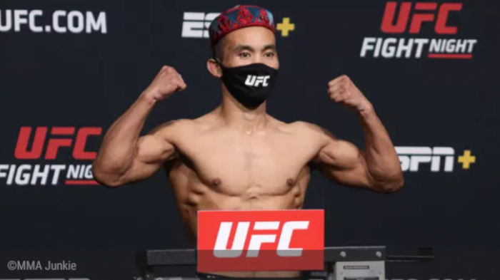 Казахский боец из Китая одержал первую победу в UFC
                21 ноября 2021, 12:55
