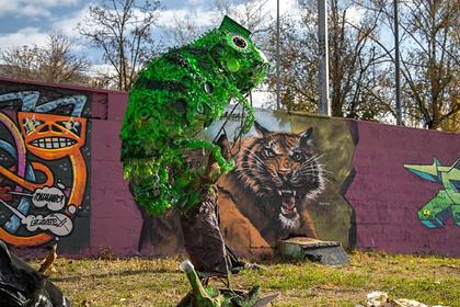 В Краснодаре установили арт-объект из мусора в виде хамелеона