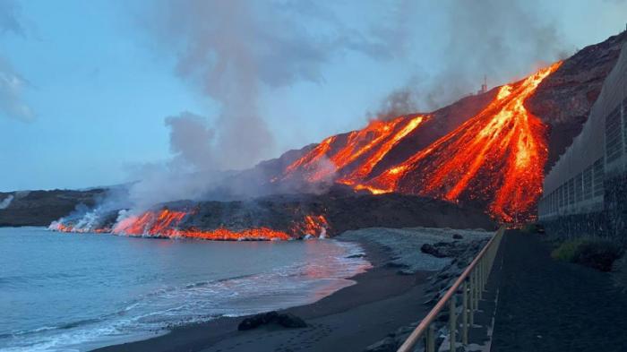 Лава извергающегося на Ла-Пальме вулкана падает в океан
                23 ноября 2021, 17:15