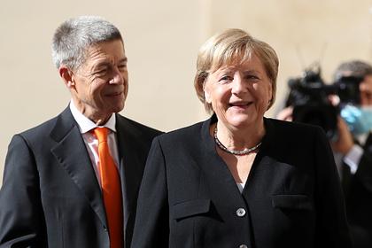 Муж Меркель раскритиковал непривитых немцев за лень
