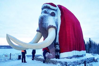 Российского мамонта Митю нарядили в костюм Деда Мороза