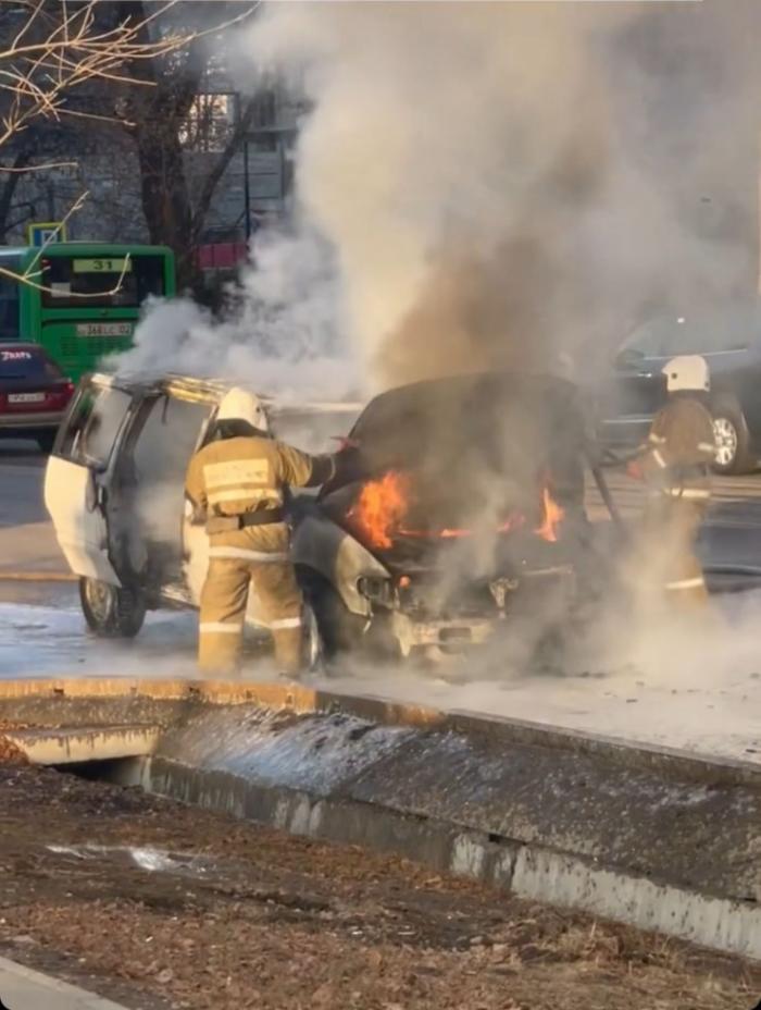 Очевидцы сняли на видео горевшее авто в центре Алматы
                24 ноября 2021, 18:38