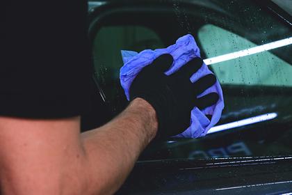 Автоэксперт развеял миф о штрафах за мытье стекол автомобиля у дома