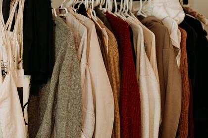 Блогерша раскрыла способ надолго сохранить приятный запах одежды в шкафу